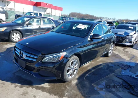 2015 Mercedes-Benz C 300 4Matic z USA, uszkodzony, nr VIN 55SWF4KB1FU089276